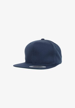 Tume sinine snapback-kork, mis on valmistatud puuvillast, lame ääre ja ümmarguse krooniga, ülaosas on väike ventilatsioon. Omab sildit äärel.