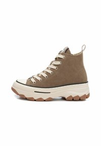 Sneaker alte in suede marrone con accenti crema, lacci piatti beige e suola in gomma spessa con motivo a zigzag.