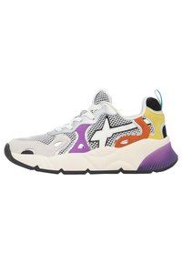 Sneaker in mesh e suede con una combinazione di colori bianco, viola, arancione e giallo, dotato di una robusta suola bianca e un tallone viola testurizzato.