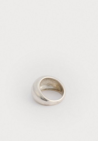 Zilveren ring met een gladde, afgeronde vorm en een holle centrum. Het oppervlak heeft een gepolijste afwerking en een subtiele textuur.
