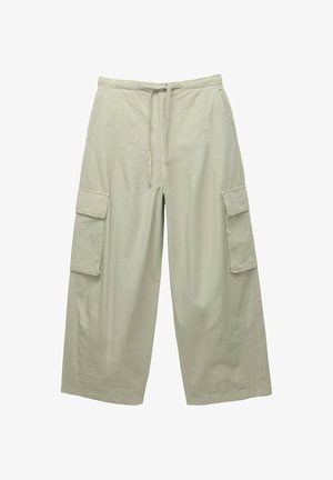 Lichtbeige wijde cargobroek met aantrekkoord in de taille en klepzakken aan de zijkanten.