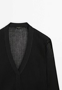 Schwarze gerippte Strickjacke mit tiefem V-Ausschnitt, transparenter Textur und frontloser Knopfleiste. Hergestellt aus leichtem Stoff mit dezenten horizontalen Streifen.