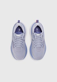 Baskets de course lilas avec une tige en mesh respirant, lacets ronds et une semelle rembourrée dotée d'un accent bleu et d'un onglet de talon rouge.
