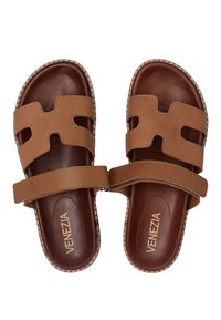 Brune l�ædersandaler med to brede remme, åben tå-design, polstret indersål og kontrasterende syninger langs kanten. "Venezia" logoet er synligt.