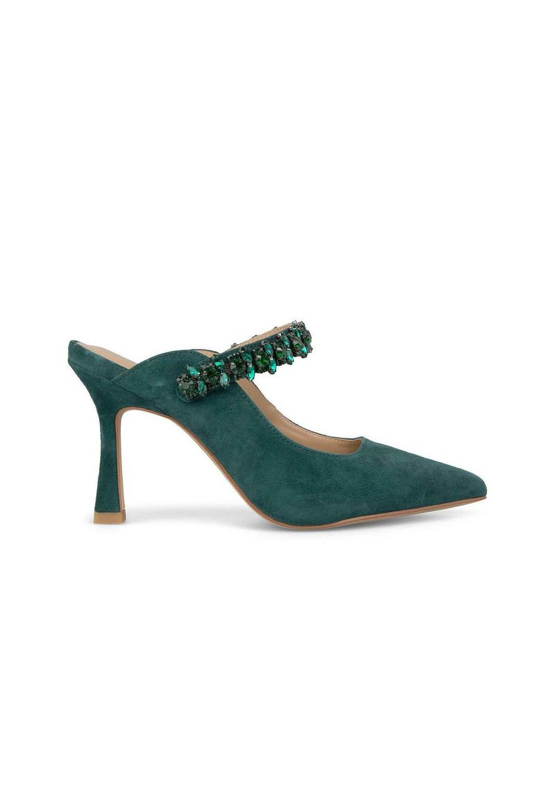Szmaragdowe zamszowe buty na wysokim obcasie typu slingback z ostrym noskiem i dekoracyjnym zielonym paskiem z kamieniami na wierzchu. Kształt obcasa w formie szpilki.