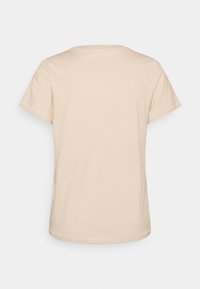 Camiseta beige de manga corta con escote redondo. Fabricada en suave tela de algodón, presenta un diseño liso sin patrones ni adornos.