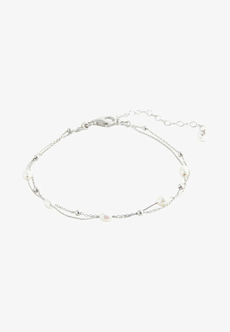 Bracciale d'argento con più fili caratterizzati da perle bianche e accenti sferici in argento. Include una chiusura e una catena regolabile.