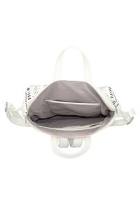Borsa bianca con dettagli a taglio, superficie liscia, chiusura con zip, tracolla regolabile e interno grigio con tasche.