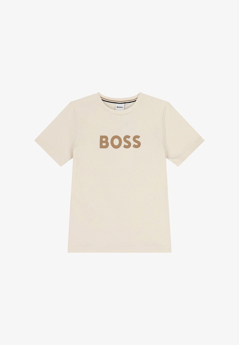 T-shirt beige à manches courtes avec col rond, arborant le mot « BOSS » en lettres majuscules marron foncé sur la poitrine.