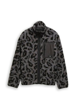 Chaqueta de forro polar en gris con patrón abstracto negro, cierre frontal de cremallera completa, cuello alto y un bolsillo en el pecho con un panel de acento negro.