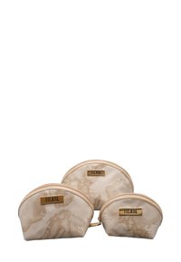 Set di tre pochette cosmetiche color crema con design della mappa del mondo. Presentano una texture liscia, dettagli in tonalità oro e chiusure con cerniera.