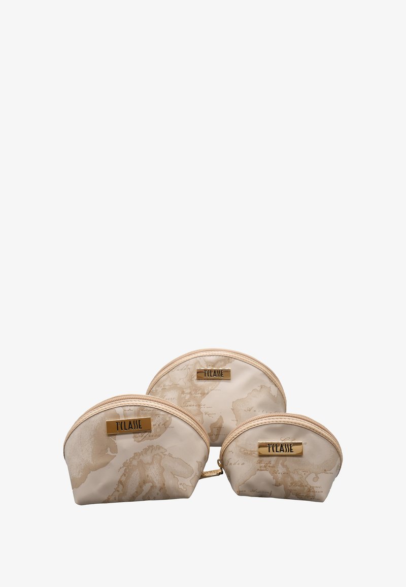Set di tre pochette cosmetiche color crema con design della mappa del mondo. Presentano una texture liscia, dettagli in tonalità oro e chiusure con cerniera.
