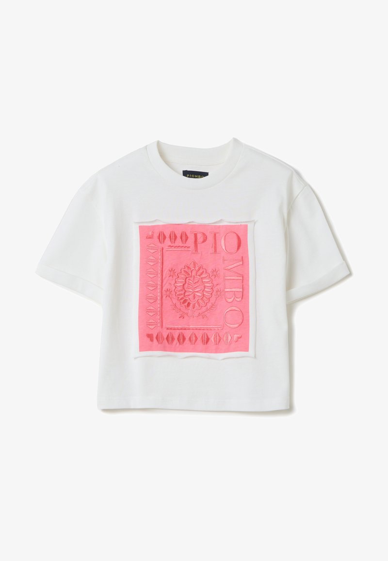 T-shirt cropped blanc avec un motif graphique texturé rose comprenant des motifs floraux et géométriques. Manches courtes et encolure ronde.