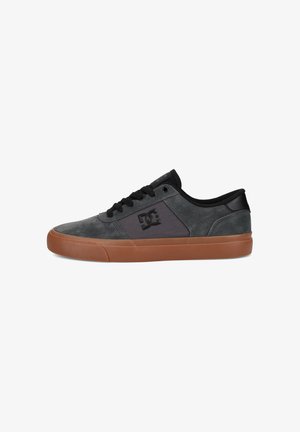 Baskets gris foncé avec une tige en daim, des accents noirs, une semelle en caoutchouc gomme et un logo sur le côté. Design basse avec fermeture à lacets.