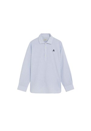 Polo de manga larga con rayas azul claro y blanco, con cuello y dos botones, con un pequeño logo oscuro de calavera en el pecho izquierdo.