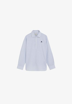 Polo a maniche lunghe a righe azzurro chiaro e bianco con colletto e due bottoni, con piccolo logo scuro a teschio sul petto sinistro.