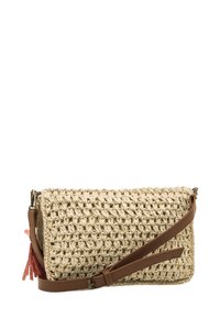 Gevlochten stro schoudertas in beige met leren riem, met een gestructureerd ontwerp en een rood tasselaccent.