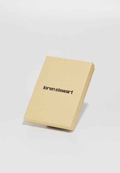 Brun papkasse med en glat overflade, prydet med et sort trykt logo "loren stewart" foran. Kompakt rektangulær form.