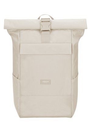 Sac à dos beige à rabat avec une poche avant, des poches en mesh sur les côtés et une boucle solide. Fabriqué en tissu durable avec une texture lisse.