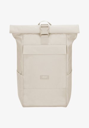 Béžový ruksak s rolovateľným vrchom, prednou kapsou, bočnými sieťovanými vreckami a pevným prackou. Vyrobený z odolného materiálu s hladkým povrchom.