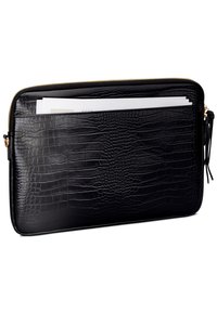 Czarna skórzana saszetka z tłoczeniem w motyw krokodyla, zapinana na zamek, z złotymi elementami ozdobnymi, posiadająca fakturowaną powierzchnię oraz zewnętrzną kieszeń na dokumenty.
