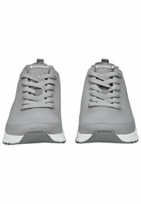Baskets de sport grises avec une tige en mesh respirant, des lacets plats et une semelle blanche. Présentent un logo sur la languette et un design texturé.