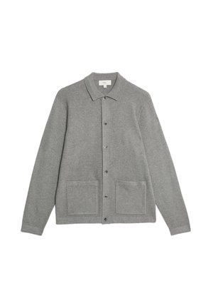 Cárdigan gris de botón hecho de una tela suave, con cuello, dos bolsillos frontales y botones en contraste. Diseño simple y versátil.