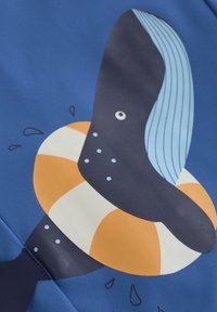 Tissu bleu avec un motif de baleine illustré, comprenant un canot de sauvetage orange et blanc. Le design inclut des gouttes d'eau et un fin detailing.