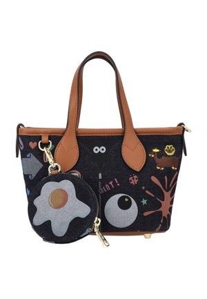 Schwarze Handtasche mit braunen Griffen, verziert mit bunten Bildern im Cartoon-Stil, darunter Würfel, ein Auge, ein Hund und eine kleine runde Tasche mit einem Spiegelei-Design.