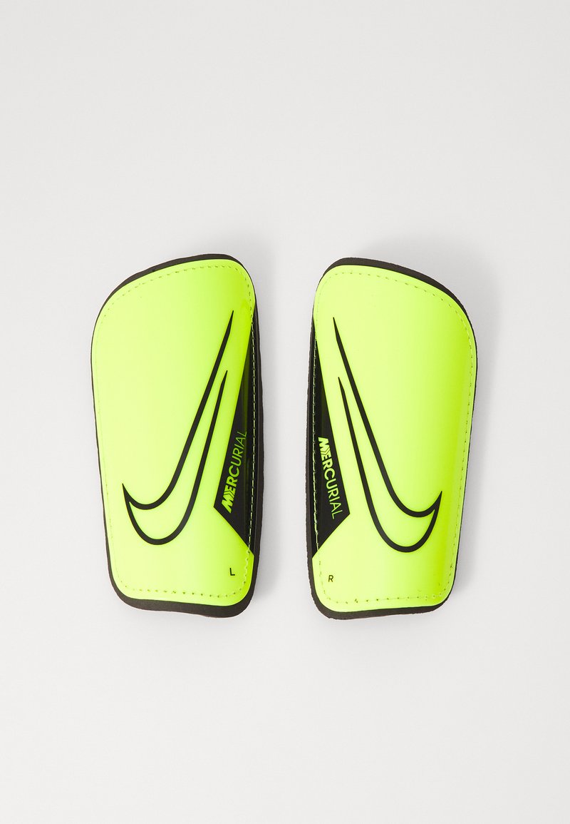 Protège-tibias de football jaunes avec des accents noirs. Présente un design épuré étiqueté "G" et "D" pour gauche et droite. Fabriqué en matériau durable.