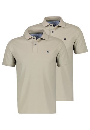 Dwa beżowe, krótkie rękawy polo z zapinanymi kołnierzykami na guziki oraz małym, ciemnym haftem logo na lewej piersi, przedstawione na białym tle.
