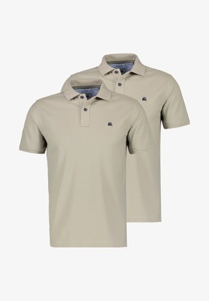 Zwei beige Poloshirts mit kurzen Ärmeln, gefalteten Kragen mit Knöpfen und kleiner dunkler Logo-Stickerei auf der linken Brust, auf weißem Hintergrund präsentiert.