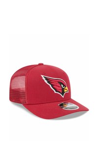 Rote Baseballmütze mit Netzrückseite, mit einem gestickten Arizona Cardinals-Logo in Schwarz, Gelb und Rot auf der Vorderseite.