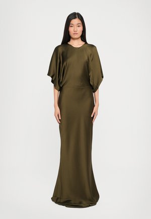 Vestido de satén verde oliva con un diseño de mangas murciélago, silueta ajustada y dobladillo hasta el suelo. Textura suave y un brillo sutil.