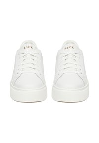 Weiße Sneaker mit glattem Lederobermaterial, gepolstertem Kragen und flachen Schnürsenkeln. Das Logo "LSCK" ist auf der Zunge geprägt. Gummiaußensohle mit strukturiertem Profil.