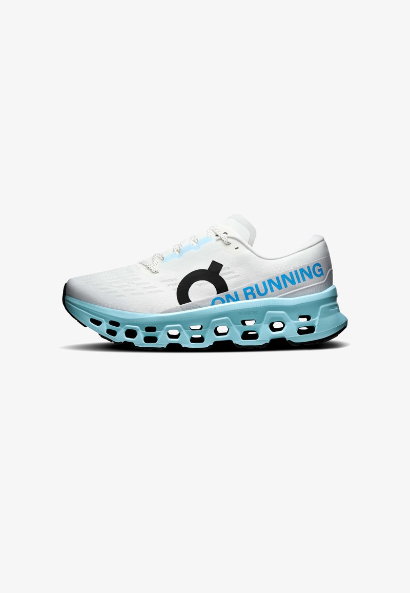 Chaussure de course blanche avec une semelle bleu clair comportant de grands trous de ventilation et un marquage "ON RUNNING" noir et bleu sur le côté.