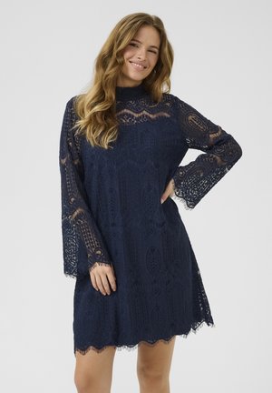 Marineblaues Spitzenkleid mit langen Glockenärmeln, aufwendigen Mustern, gewelltem Saum und einem hochgeschlossenen Design mit strukturierten Details.