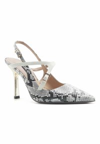 Slingback sandał na visokih petah v beli in sivi kačji vzorčni tkanini, z ostrim nosom, prekrižanimi trakovi in zlatim akcentom na peti.