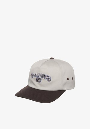 Graue Baumwollmütze mit einem braunen Schirm, versehen mit dem gestickten "Billabong"-Logo in Blau. Enthält Belüftungsöffnungen und einen oberen Knopf.