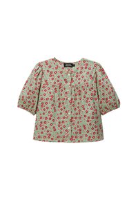 Blouse verte avec un motif de fleurs rouges et roses, manches courtes bouffantes et fermeture à boutons sur le devant.