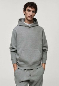 Felpa grigia in cotone con tasca frontale, cappuccio regolabile con cordini, polsini a coste e orlo. Design semplice con vestibilità rilassata.