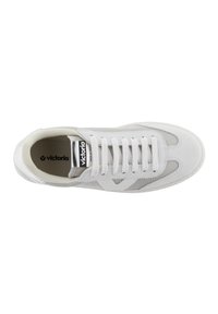 Zapatilla blanca con una combinación de malla y ante, cordones planos blancos y un pequeño logo en la lengua. Punta redondeada y suela texturizada.