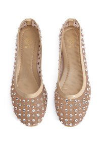 Ballet flats beige avec une texture lisse, ornées de cristaux en argent sur la surface supérieure. Présentent un bout rond et des ouvertures élastiquées.
