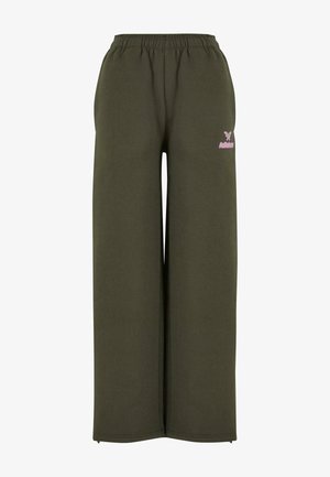 Pantaloni da jogging larghi in verde oliva con vita elastica. Presenta un piccolo logo rosa sul lato superiore sinistro. Materiale morbido e texture.
