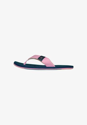 Flache Flip-Flop Sandale in Marineblau und Pink mit pinkem Riemen und kleinem schwarzem Logo-Patch auf weißem Hintergrund.