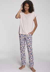 Lichtroze pyjamashirt met korte mouwen en een cursieve tekstdetail, gecombineerd met blauwe broek met bloemenpatroon en een elastische tailleband.