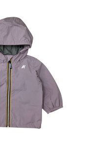 Giacca impermeabile di colore lilla con cappuccio, polsini elasticizzati, apertura con zip, strisce di accento gialle e nere, con un logo sul petto.