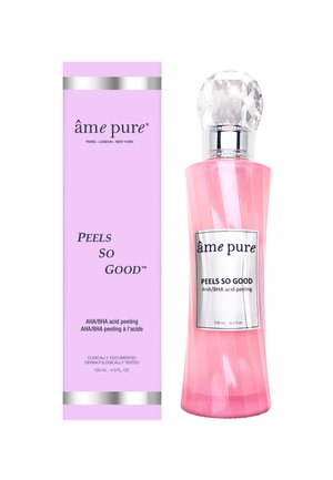 Rosa glassflaske med en fasettert krystallokk. Etiketten har hvit og sølv tekst. Følger med en matchende lavendelboks.