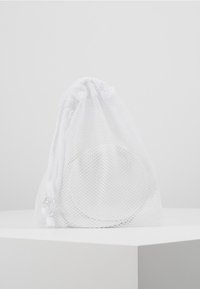 Witte mesh trekkoord tas met een ronde bodem, vervaardigd uit een textuur-ademende stof en voorzien van een heldere plastic trekkoordenstop voor sluiting.