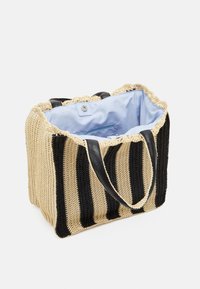 Sac fourre-tout tissé avec des rayures beiges et noires, une doublure douce bleu clair, et deux poignées en cuir noir.